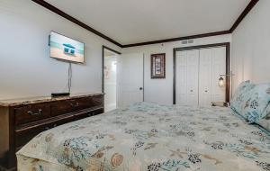ein Schlafzimmer mit einem Bett und einem Flachbildfernseher in der Unterkunft Breathtaking Ocean View 1 Bedroom Queen Suite! Meridian Plaza 707 - Perfect for 4 guests! in Myrtle Beach