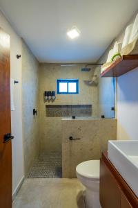 ラパスにあるCasa Madero Hotelのシャワー、トイレ、洗面台を備えたバスルーム +35枚の写真