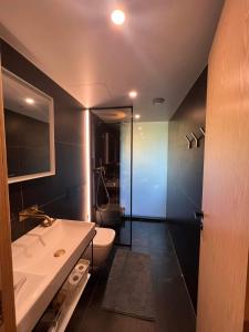 een badkamer met een witte wastafel en een toilet bij Mere in Pärnu