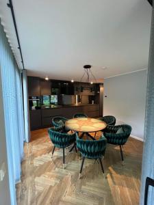 een eetkamer met een tafel en stoelen bij Mere in Pärnu