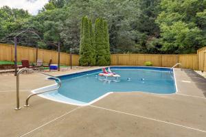 una piscina en un patio trasero con una valla en Canton Oasis Private Deck and Relaxing Pool Area!, en Canton