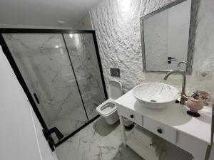 Koupelna v ubytování ALAÇATI XL LUXURY HOTEL
