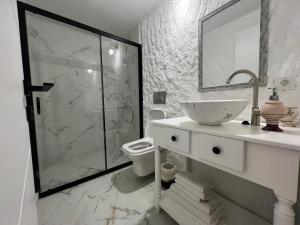 Koupelna v ubytování ALAÇATI XL LUXURY HOTEL