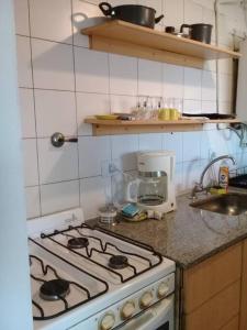 a kitchen with a stove top oven in a kitchen at Monoambiente en zona norte in Martínez