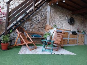 un patio con 2 sillas y una mesa en My home by corte, en Cazilhac