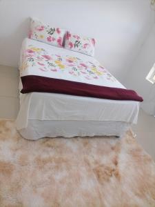ein Bett auf einem Teppich in einem Schlafzimmer in der Unterkunft Glenwood in Durban