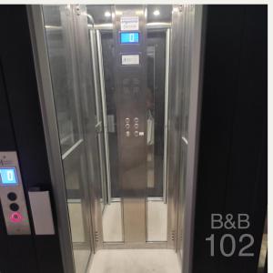 un ascensor en un tren del metro con la puerta abierta en B&B 102, en Taranto