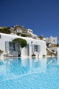una piscina frente a una villa blanca en Smy Mykonos Suites & Villas - ex Greco Philia, en Playa de Elia