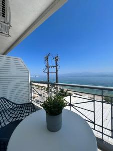 einen Balkon mit einem Tisch und Meerblick in der Unterkunft Blue Wave Apartment in Kiato