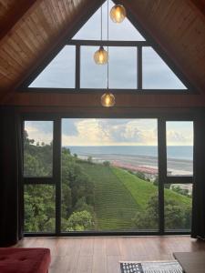 a large window in a room with a view of the ocean at Mutlu apart ve bungalovs in Pazar