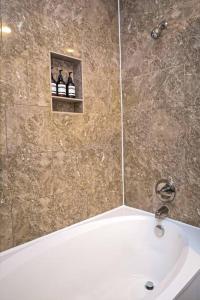 a bathroom with a bath tub and a sink at Comfy Two-Bedroom Apartment in Arlington in Arlington