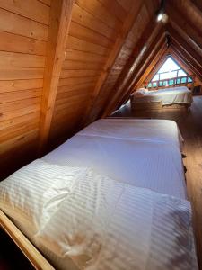 a bedroom with two beds in a wooden cabin at Mutlu apart ve bungalovs in Pazar