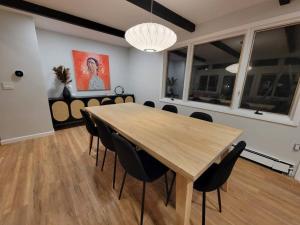 a dining room with a wooden table and chairs at Stratton Tree House in Strattonwald