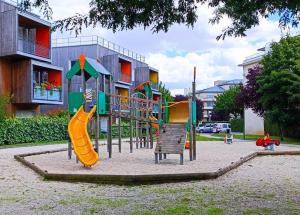 un parque infantil con tobogán en Les Villas de Beaulieu en Caen