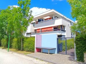 a white building with a bench in front of it at Les Villas de Beaulieu in Caen