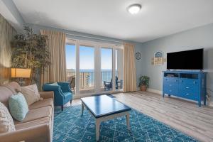 パナマ・シティ・ビーチにあるAmazing 1br ocean view condo ! Laketown 1316のソファと薄型テレビのあるリビングルーム