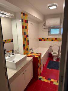 ein Badezimmer mit einem Waschbecken, einer Badewanne und einem WC in der Unterkunft Kuca na Dunavu in Belgrad