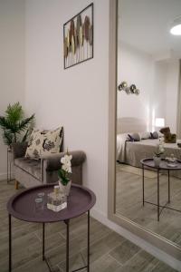 un soggiorno con specchio e divano di Abba43 apartment a Cagliari