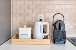 een koffiezetapparaat en een koffiezetapparaat op een aanrecht bij Minimal - 90 nights min in Vancouver