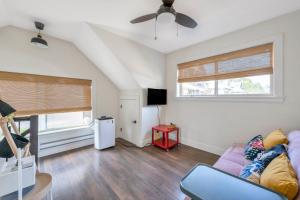 een woonkamer met een paarse bank en een raam bij Minimal - 90 nights min in Vancouver +7 foto's