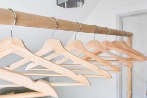 een bos van houten hangers hangend aan een rek bij Minimal - 90 nights min in Vancouver