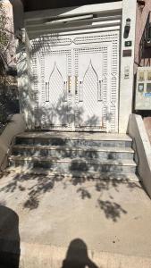 a gate with stairs in front of a building at شقه النزهه مكونه من غرفتين وصاله ودورتين مياه وغرفه طعام in Al Madinah