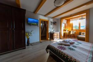 Posteľ alebo postele v izbe v ubytovaní Apartamenty Parzenica