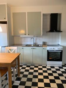 Kuchyň nebo kuchyňský kout v ubytování Lägenhet på Strömsholm + 5 fotografií