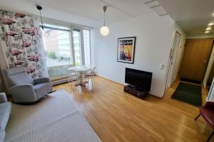 uma sala de estar com uma televisão e uma mesa em Idas AirBnB em Helsinque