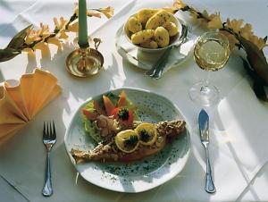 een tafel met een bord eten op een tafel bij Heidehotel Hildfeld in Winterberg