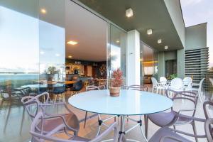 Khu vực ghế ngồi tại Luxo à Beira Mar - Mansão Exclusiva por Carpediem +48 ảnh