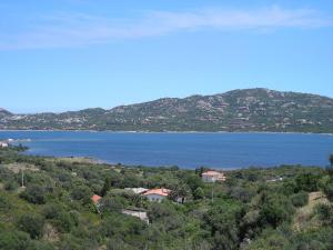 - une vue sur une grande étendue d'eau avec des montagnes dans l'établissement Casa Smeralda, à Olbia