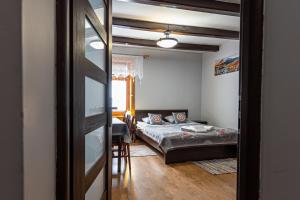 Posteľ alebo postele v izbe v ubytovaní Apartamenty Parzenica