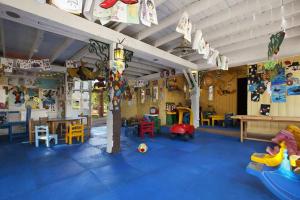 uma sala com um parque infantil com mesas e cadeiras em Hotel studio em Sharm el Sheikh