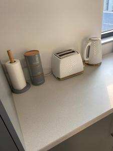 eine Theke mit einem Toaster und anderen Gegenständen darauf in der Unterkunft Hill Top View Apartment Lahinch in Lahinch