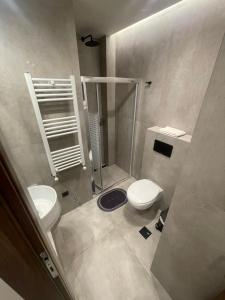 uma pequena casa de banho com WC e chuveiro em Everlive em Tessalônica