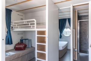 una piccola camera con letti a castello e un letto di Marina del Gargano Houseboat a Manfredonia