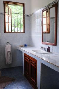 Een badkamer bij Germanotta (@ Home of Halwaridi)