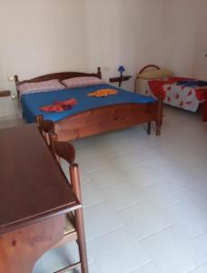 1 dormitorio con 1 cama, 1 mesa y 1 silla en Agriturismo I 13 Pini di Putzu Anna Maria en Giba