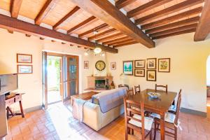 ein Wohnzimmer mit einem Sofa und einem Tisch in der Unterkunft Casa Marlèn in Collazzone