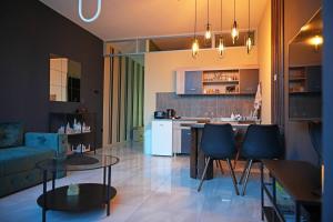 uma cozinha e sala de estar com mesa e cadeiras em Black Diamond em Niš