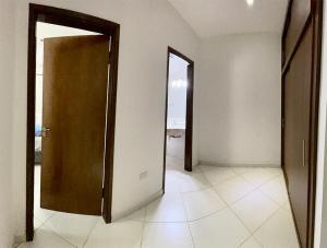 an empty room with an open door to a room with white tile at Duplex Ycua San Carlos, Luque - a 10 minutos de Aeropuerto in Luque