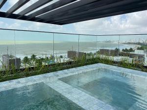 una piscina con vista al mar en Bela Hospedagem - #Neo Duos 802 Charme em Intermares, en Cabedelo