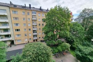 una vista sul tetto di un edificio e sugli alberi di una città di Idas AirBnB a Helsinki