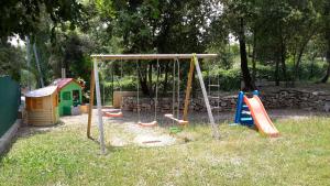 einen Spielplatz mit einer Schaukel im Gras in der Unterkunft La Maison de Jenny in Montauroux