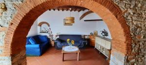 un soggiorno con divano e tavolo di Casa Badia a Radda in Chianti
