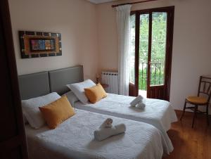 um quarto com 2 camas e toalhas em LOPENEA em Garzáin