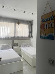 una camera con due letti e una foto a parete di Fabulous Apartment with large pool near beach a Denia