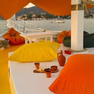 un oreiller jaune sur un bateau dans l'eau dans l'établissement Phokaia Dill Botel, à Foça
