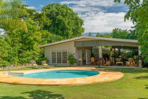 a house with a swimming pool in the yard at Sunny Vacation Villa No 8 in Mandeville